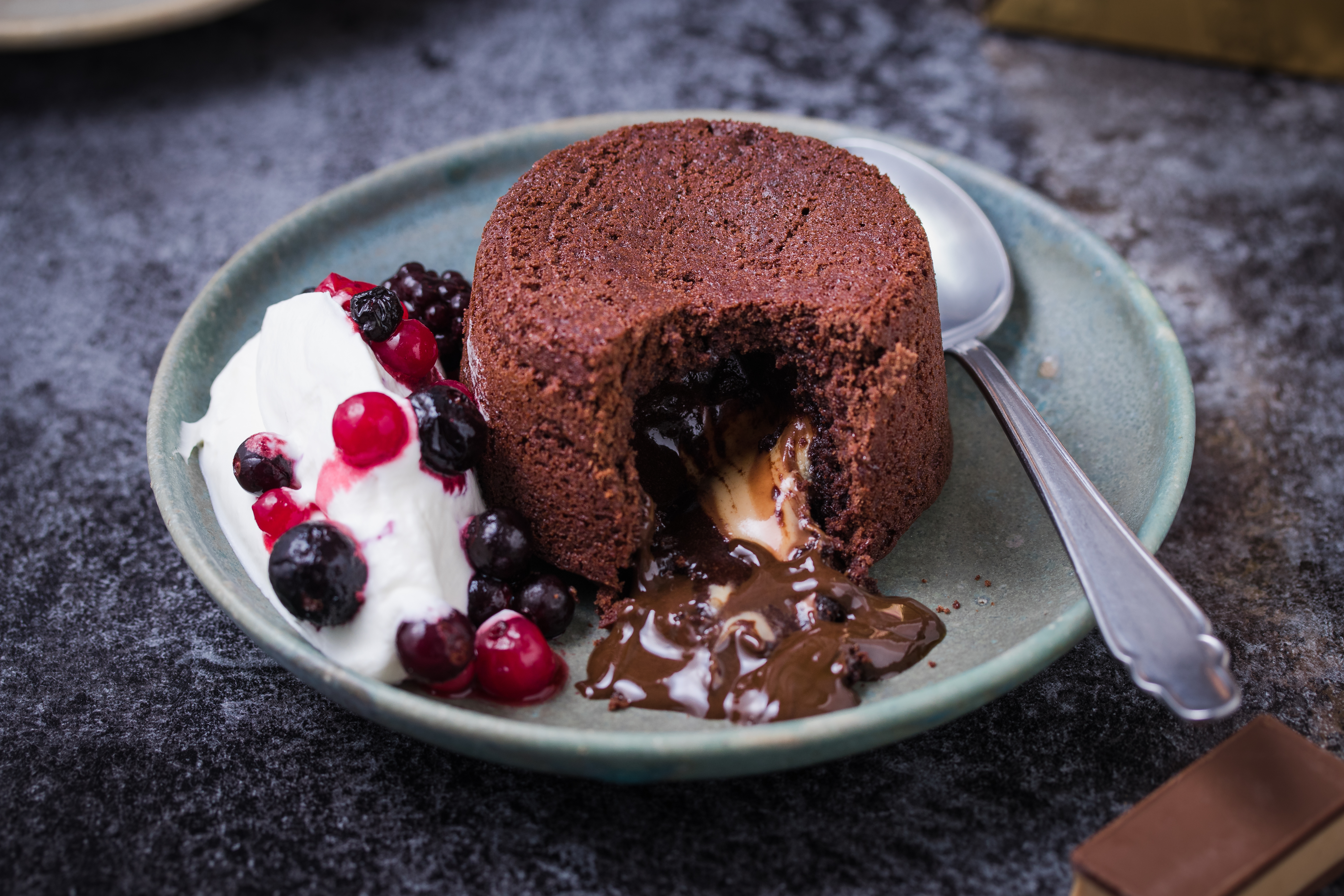 Čokoladni lava cake s Bajaderom