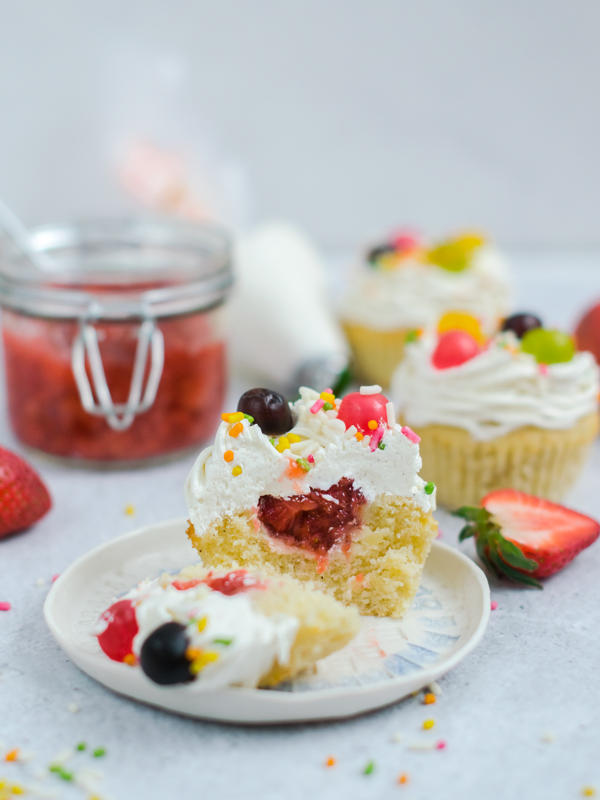 Cupcakes s jagodama i Ki-Ki čarobnim jajima